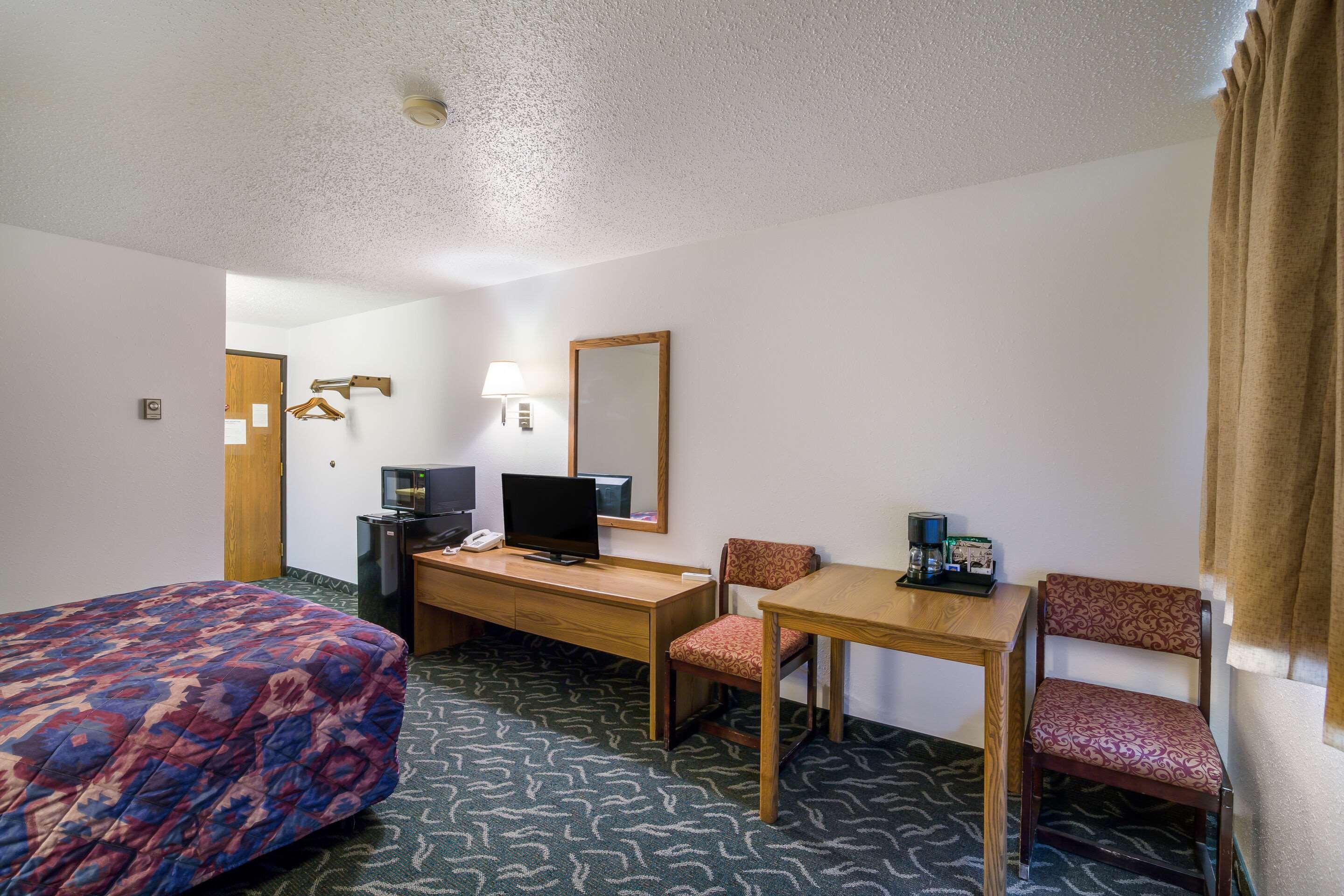 Rodeway Inn Gateway To Medora T-Roosevelt & Makoshika State Park Wibaux エクステリア 写真